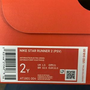 Boys Nike sz 2 Brand new in box, never worn